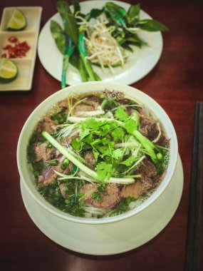 Pho Bo, geleneksel Vietnam bifteği çorbası ve pirinç çorbası. Seyahat mutfağı.
