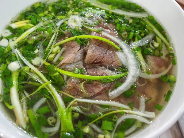 Pho Bo 'ya yakın, geleneksel Vietnam bifteği çorbası ve pirinç eriştesi. Tepeden çekim.