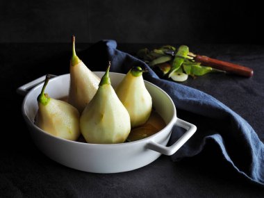 Dört soyulmuş armut kızartılmaya hazır. Yemek tarifi için malzemeler. Karanlık ve karamsar. Uzayı kopyala Yatay çekim.