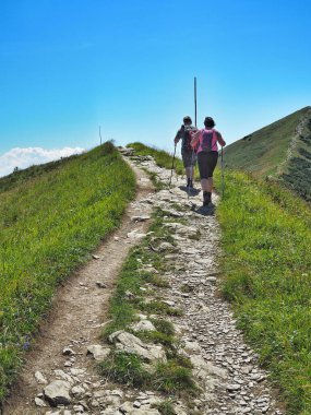 Küçük FATRA, SLOVAKIA - 3 Ağustos 2018: Ulusal Park 'ta yürüyüş yapan iki turist. Yaz günü. 