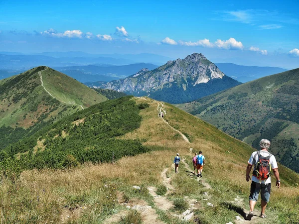 Little Fatra Slovakia Agosto 2018 Turistas Caminhando Até Pico Pedregoso — Fotografia de Stock