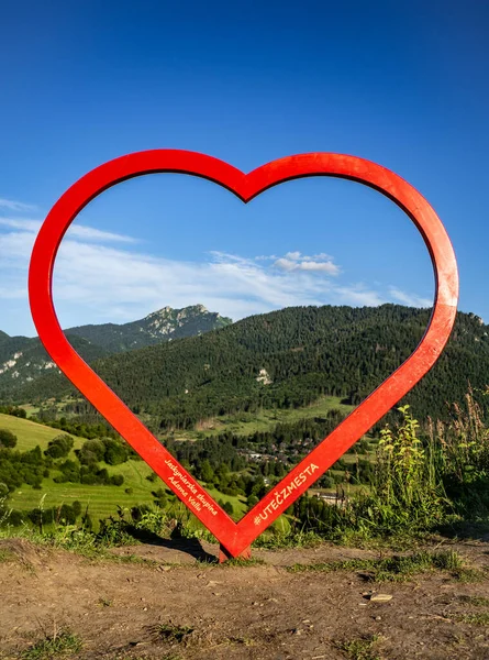 Eslováquia Terchova Agosto 2020 Coração Madeira Vermelho Dia Ensolarado Verão — Fotografia de Stock