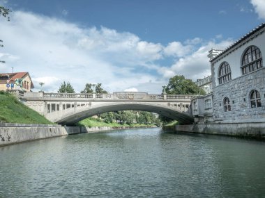 LJUBLJANA, SLOVENIA - 16 Ağustos 2020: Slovenya 'nın başkentindeki Ljubljanica Nehri manzarası.