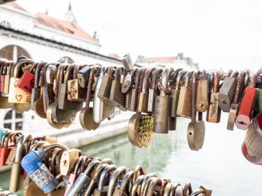 Aşk kilitleri. Kasap Köprüsü 'ndeki asma kilitleri kapatın ya da Ljubljanica' daki Mesarski 'yi. Slovenya 'nın başkenti. Sevgililer Günü konsepti.