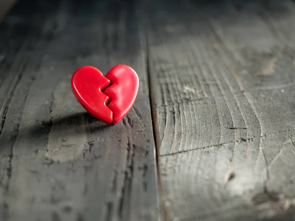 Röd Kärlek Hjärta Delas Två Delar Trä Bakgrund Alla Hjärtans — Stockfoto