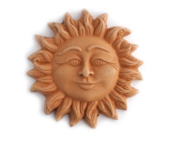 Terakota güneşinin yüzü beyaz arka planda izole. Boşluğu kopyala.