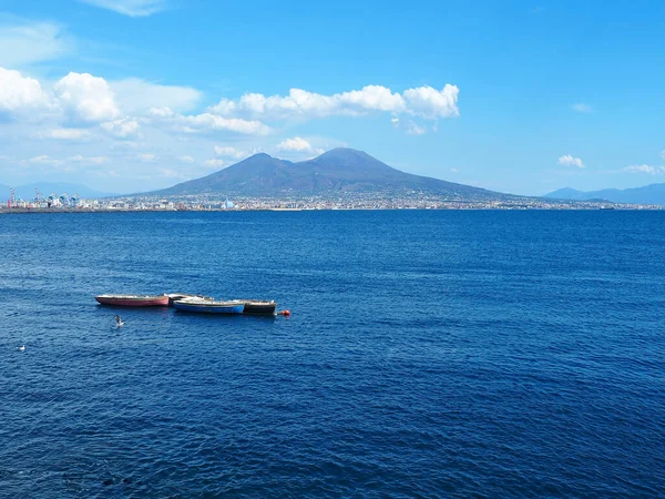 Naples Italia Septiembre 2017 Barcos Volcán Vesubio Fondo — Foto de Stock