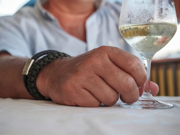 Uomo Con Braccialetti Sul Polso Possesso Tazza Vino Bianco Ricevuto — Foto Stock