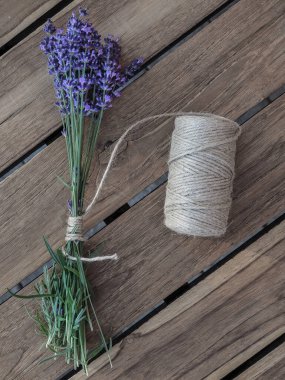 Ahşap masaya bağlanmış bir demet lavanta çiçeği. Fotokopi alanı ile genel çekim. 