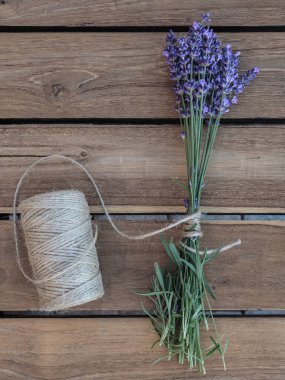 Ahşap masaya bağlanmış bir demet lavanta çiçeği. Fotokopi alanı ile genel çekim. 