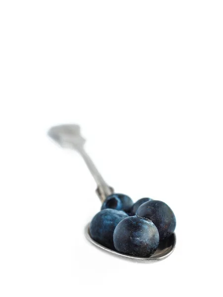 Sendok Antik Dengan Blueberry Segar Diisolasi Pada Latar Belakang Putih — Stok Foto