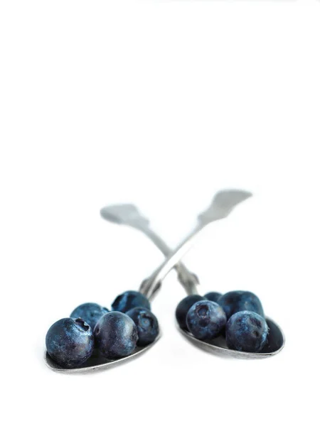 Dua Sendok Vintage Silang Dengan Blueberry Segar Terisolasi Latar Belakang — Stok Foto