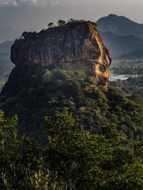 Rock Pidurangala 'nın karşısındaki Lions Rock Sigiriya' ya bakın. Sri Lanka, Asya.