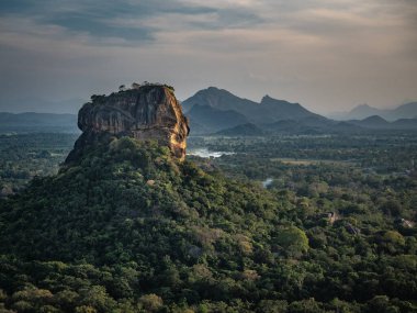 Rock Pidurangala 'nın karşısındaki Lions Rock Sigiriya' ya bakın. Yatay çekim. Sri Lanka, Asya.