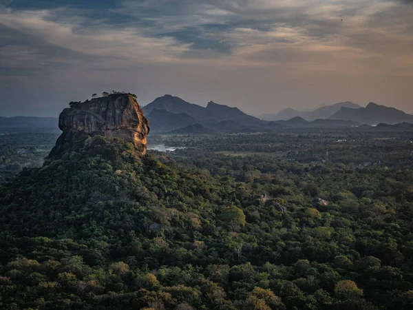 Rock Pidurangala 'nın karşısındaki Lions Rock Sigiriya' ya bakın. Sri Lanka, Asya.