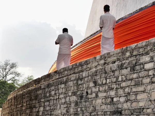 Anuradhapura Sri Lanka Mars 2019 Deux Hommes Prient Sur Temple — Photo