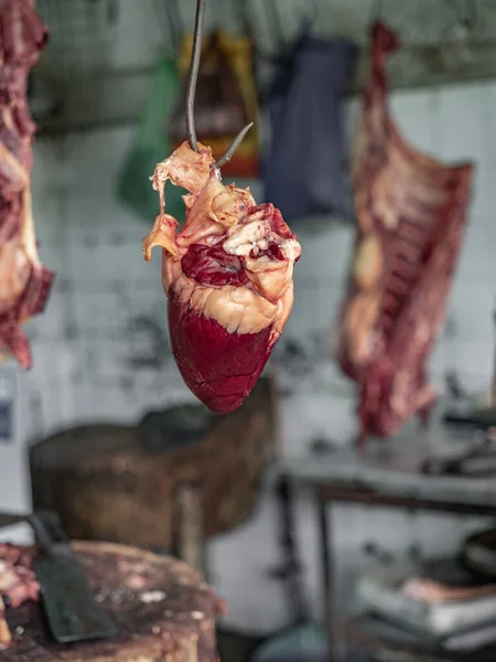 Maldito Corazón Res Colgando Gancho Mercado Cerca Profundidad Superficial Del — Foto de Stock