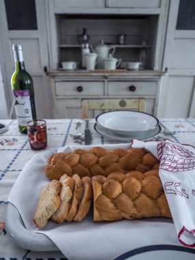 TREBIC, CZECH REPUBLIC - 8 Kasım 2018: Yahudi Mahallesindeki Seligmann Bauer Evi 'nin mutfağı. Kosher yemeği masada..