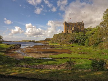 SKYE ADASI, SCOTLAND: 6 Mayıs 2014: İskoçya 'daki Dunvegan kalesine bakın. Güneşli bir gün, bulutlu mavi bir gökyüzü. 