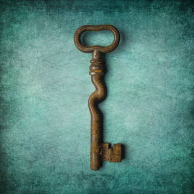 Eski, paslı, eski bir anahtar. Fotokopi alanı ile üstten çekim. Boyalı görünüş. 