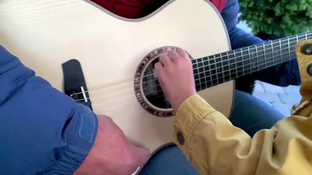 Padre Caucásico Toca Guitarra Con Hijo Cierren Sus Manos Cámara — Vídeos de Stock