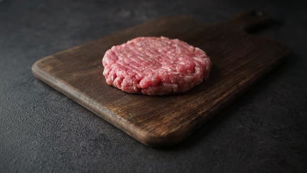 Gaffel Gör Textur Nötkött Cutlet Trä Skärbräda Redo För Hamburgare — Stockvideo