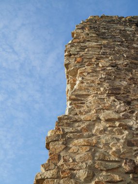 Taş duvarın, kalenin harabelerinin bir kısmı, mavi gökyüzüne karşı. Boşluğu kopyala. 