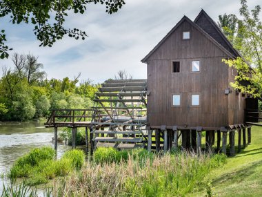 JELKA, SLOVAKIA - 9 Mayıs 2020 - Küçük Tuna üzerindeki tarihi ahşap su değirmeni.