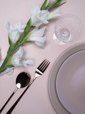 Gladiolus çiçeğiyle düğün ve doğum günü sofrası.