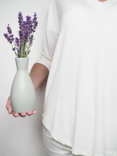 Blanke Vrouw Witte Jurk Houdt Vaas Met Lavendel Bloemen Sluit — Stockfoto