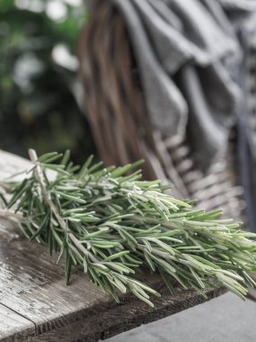 Eski ahşap arka planda taze organik biberiye. Seçici odak.