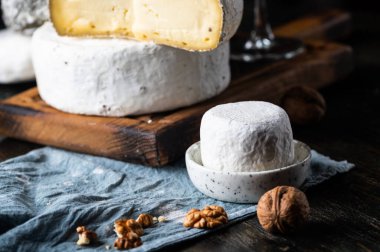 Çeşitli peynir kompozisyonu. Gorgonzola, camembert peyniri. Rokfor, mavi alarm. Ceviz ve şarap. Aperatif ve gurme yemekleri. Kavanozda bal