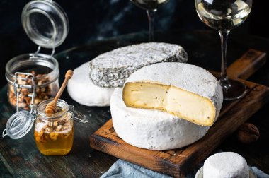 Çeşitli peynir kompozisyonu. Gorgonzola, camembert peyniri. Rokfor, mavi alarm. Ceviz ve şarap. Aperatif ve gurme yemekleri. Kavanozda bal