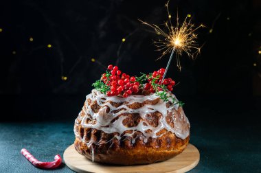 Şekerli meyveli leziz Panettone ve yanıp sönen noel ışıkları. Maytap. Noel pastası. Xmas yemeği. Noel panettonu