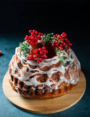 Şekerli meyveli leziz Panettone ve yanıp sönen noel ışıkları. Maytap. Noel pastası. Xmas yemeği. Noel panettonu