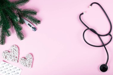 Steteskop ve yeni yıl dekorasyonu, fotokopi alanı. Noel medikal bezi. Noel tıbbı gibi. Yeni yıl tıbbı. Noel tıbbi geçmişi. Xmas arkaplanı.