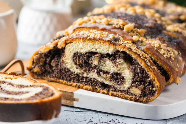 Weihnachtsmohnkuchen Mohnkuchen Scheiben Geschnitten Mit Zuckerguss Überzogen Und Mit Rosinen — Stockfoto