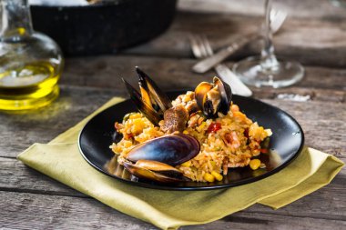 Geleneksel tavada tipik İspanyol deniz ürünleri paellası. İspanyol yemeği. Valensiyalı yemeği. Deniz mahsullü pilav.