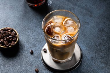 Sütlü, uzun bardakta buzlu kahve. Badem sütlü latte. Soğuk yaz içkisi. Bardakta soğuk bira. Bardakta vejetaryen kahvesi. Vietnam buzlu kahvesi. Vejetaryen latte.