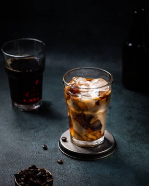 Sütlü, uzun bardakta buzlu kahve. Badem sütlü latte. Soğuk yaz içkisi. Bardakta soğuk bira. Bardakta vejetaryen kahvesi. Vietnam buzlu kahvesi. Vejetaryen latte.