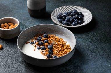 Yabanmersinli yulaf ezmesi. Kuru Kahvaltı. Sağlıklı gıda ya da diyet konsepti. Uzayı kopyala Yunan yoğurtlu granola. Bademli böğürtlen gevreği. Sağlıklı beslenme. Böğürtlenli Müsli