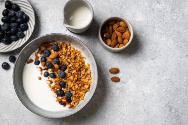 Yabanmersinli yulaf ezmesi. Kuru Kahvaltı. Sağlıklı gıda ya da diyet konsepti. Uzayı kopyala Yunan yoğurtlu granola. Bademli böğürtlen gevreği. Üst Manzara. Düz besin