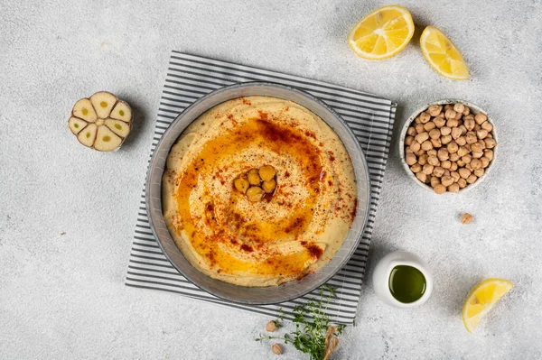 Hummus cremoso casero saludable con aceite de oliva y pimentón. Vista superior de la comida. Comida mediterránea. Un bocadillo saludable. Hummus vegetariano. — Foto de Stock