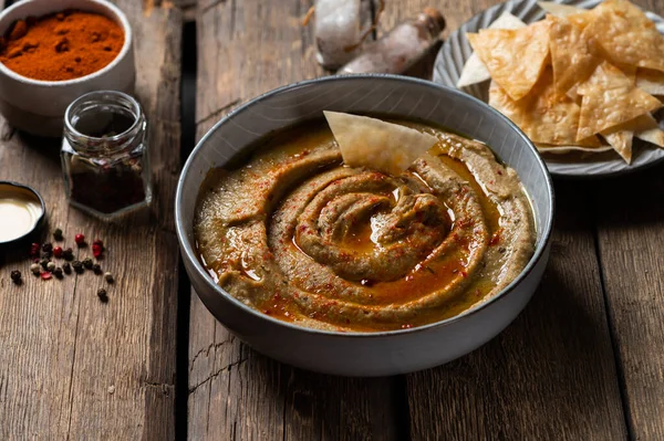 Αραβικό φαγητό baba ganoush γκρο πλαν στο πιάτο και τα συστατικά στο τραπέζι. Μπαμπαγκανούς ή χαβιάρι μελιτζάνας. Ψητές μελιτζάνες. Τούρκικη μελιτζάνα βουτιά baba ganoush — Φωτογραφία Αρχείου
