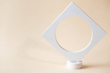 Bej arka planda beyaz podyum. Şablon, sunum ürünleri için model alın. Pastel renkler, geometrik formlarla biçimlendirilmiş kompozisyon. Minimum konsept. Ürün podyumu