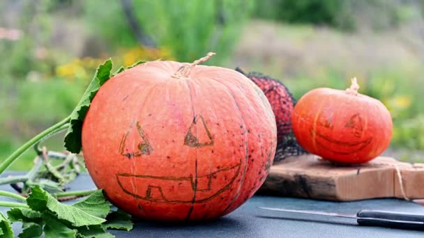 Halloween pumpkin on table. carved pumpkin or jack-o-lantern. Halloween decoration. Funny pumpkin face. Preparing to halloween — Stock Video