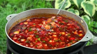 Macar geleneksel bograch. Açık ateşte yahni yapmak. Alman yemeği teselli eder. Kazanda geleneksel Macar tas kebabı. Transcarpathian yemeği. Et ve kırmızı biberli çorba. Eintopf, chili con carne.