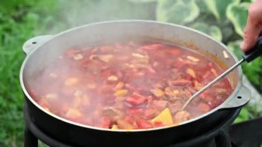 Macar geleneksel bograch. Açık ateşte yahni yapmak. Alman yemeği teselli eder. Kazanda geleneksel Macar tas kebabı. Transcarpathian yemeği. Et ve kırmızı biberli çorba. Eintopf, chili con carne.