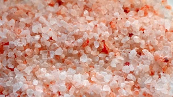 Rosa Himalaya-Salz. Rosa Salz. Konzept für gesunde Ernährung. Mineralsalz. Gewürztes Essen. — Stockvideo