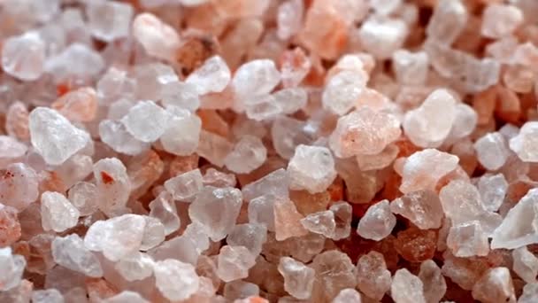 Rosa Himalaya-Salz. Rosa Salz. Konzept für gesunde Ernährung. Mineralsalz. Gewürztes Essen. — Stockvideo